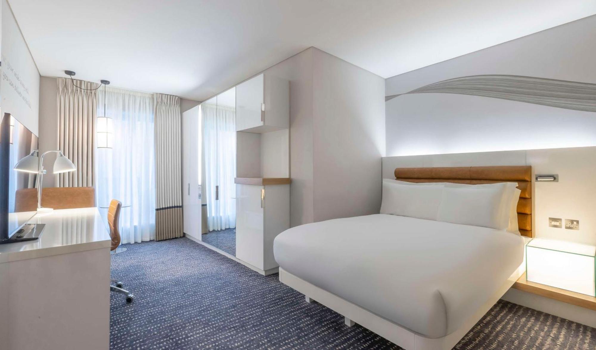 Hotel The Morrison Dublin, Curio Collection By Hilton Exterior foto A room at the Hilton Garden Inn in London, United Kingdom