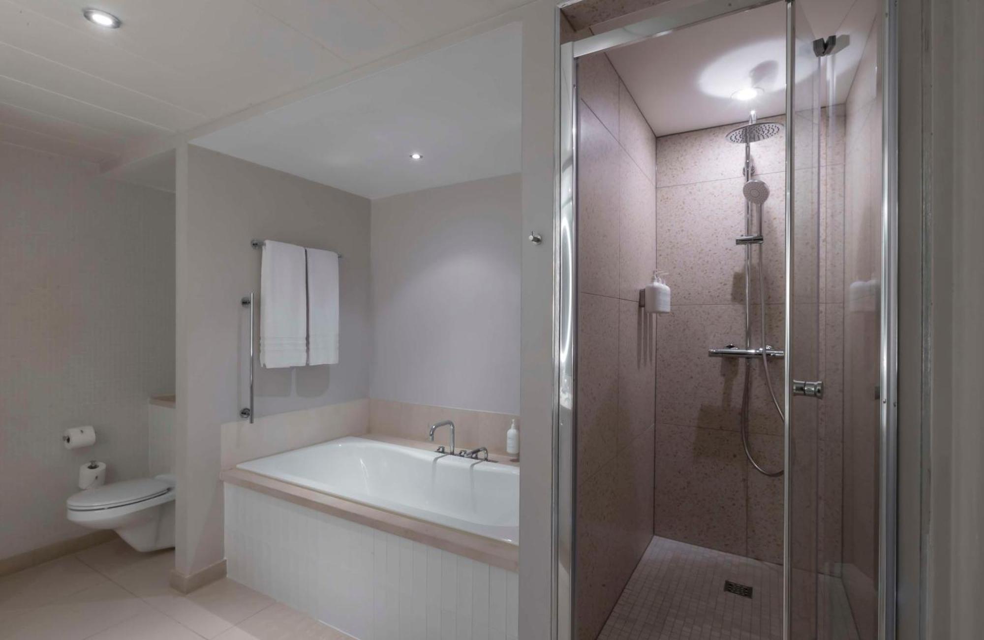 Hotel The Morrison Dublin, Curio Collection By Hilton Exterior foto A shower cubicle
