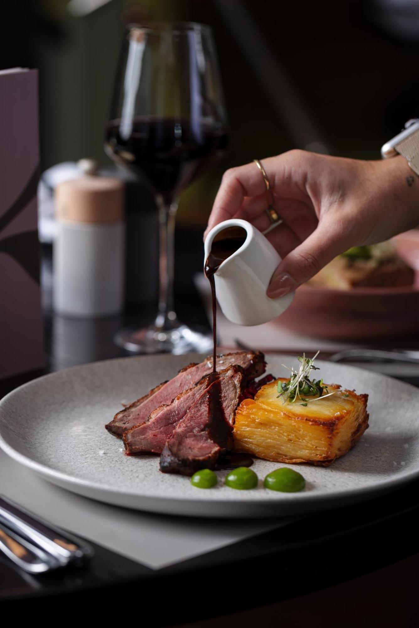 Hotel The Morrison Dublin, Curio Collection By Hilton Exterior foto A steak being drizzled with a sauce